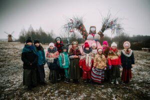 Grupa przebierańców podczas rytuału przywoływania wiosny, Białoruś